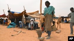 Réfugiés maliens à Chinegodar dans l'ouest du Niger, le 4 février 2012.