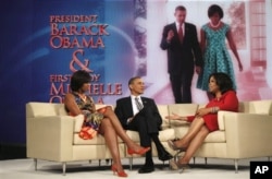 Presiden Barack Obama dan ibu negara Michelle Obama berfoto bersama Oprah Winfrey saat rekaman acara 'The Oprah Winfrey Show' di Harpo Studios, Chicago, 27 April 2011. (AP/Charles Dharapak)