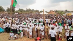 Đám đông tụ tập nghe Tổng thống Burundi Pierre Nkurunziza phát biểu trong chiến dịch tranh cử tổng thống, ở Giteranyi, Muyinga, Thứ Sáu, 26/6/2015.