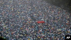 اتوار کو ہونے والے احتجاجی مارچ میں لوگ ہانگ کانگ کے وکٹوریا پارک میں جمع ہیں۔