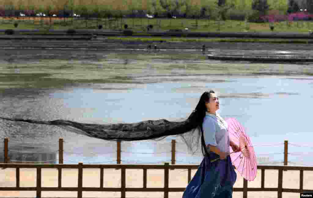 Seorang perempuan berambut panjang berpose di Weihai, Shandong, China.