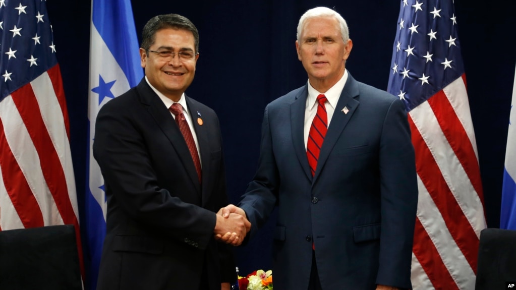 El presidente de Honduras, Juan Orlando Hernández (izquierda), dijo haber solicitado al vicepresidente Mike Pence la extensión del TPS para los hondureños.