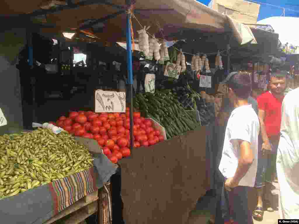 Sayur-mayur dan buah-buahan dijual di pasar di wilayah Al-Zahra (bagian kiri Mosul), 19 Juli 2017.