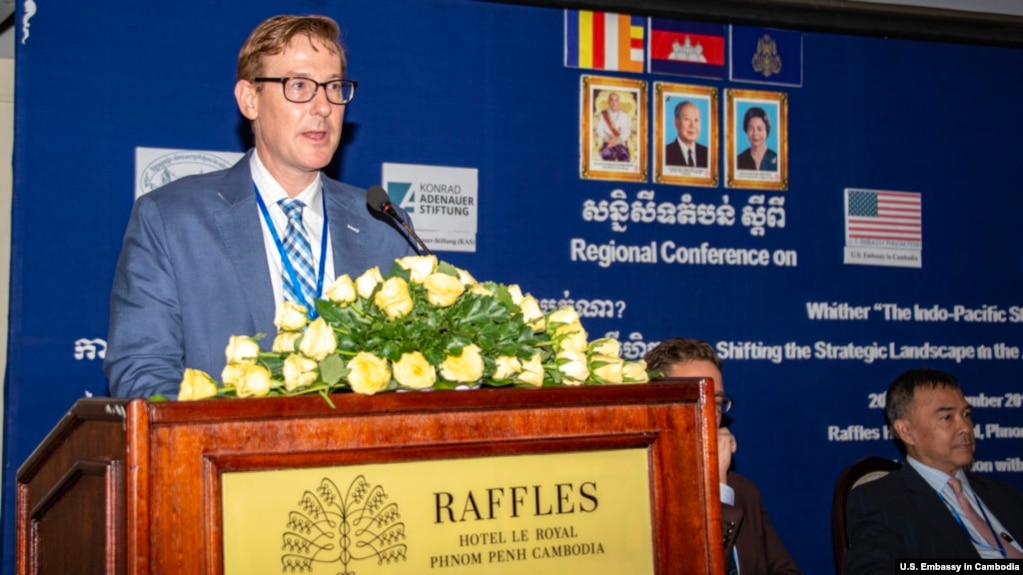លោក Michael Newbill ភារធារីនៃស្ថានទូតអាមេរិកប្រចាំនៅកម្ពុជាថ្លែងនៅក្នុង “សន្និសីទតំបន់ស្តីពីយុទ្ធសាស្រ្តនៅតំបន់ឥណ្ឌូប៉ាស៊ីហ្វិក” ដែលបានរៀបចំឡើងដោយវិទ្យាស្ថានកម្ពុជាសម្រាប់កិច្ចសហប្រតិបត្តិការ និងសន្តិភាព (CICP) នៅថ្ងៃទី ២០ ខែកញ្ញា ឆ្នាំ២០១៨។ (រូបថតពីគេហទំព័ររបស់ស្ថានទូតអាមេរិកប្រចាំនៅកម្ពុជា)
