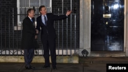 British Prime Minister David Cameron (R) and European Council President Donald Tusk are seen at the entrance of Downing Street in London, Britain, Jan. 31, 2016.