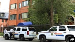 ماشین های پلیس کنار سفارت ایران در اتاوا. مدتهاست ایران و کانادا رابطه دیپلماتیک خود را تنزل داده اند. 