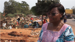 Jacqueline Koa, présidente du Conseil national de la consommation à Nkolmeyang, Cameroun, le 24 mars 2020. (VOA/Emmanuel Jules Ntap).