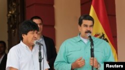 El presidente de Venezuela, Nicolás Maduro, junto al ex mandatario de Bolivia, Evo Morales durante un encuentro en Caracas el 15 de abril de 2018.