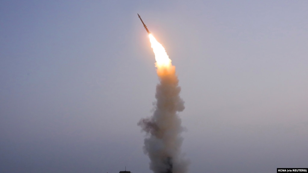 朝鲜国防科学院9月30日成功试射一枚新研发的防空导弹导弹。(photo:VOA)