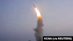 Rudal anti-pesawat milik Korea Utara yang baru dikembangkan tampak dalam sebuah uji coba yang dilakukan oleh Akademi Ilmu Pertahanan Korea Utara. Foto dirilis oleh kantor berita Korea Utara KCNA pada 1 Oktober 2021. (Foto: KCNA via Reuters)