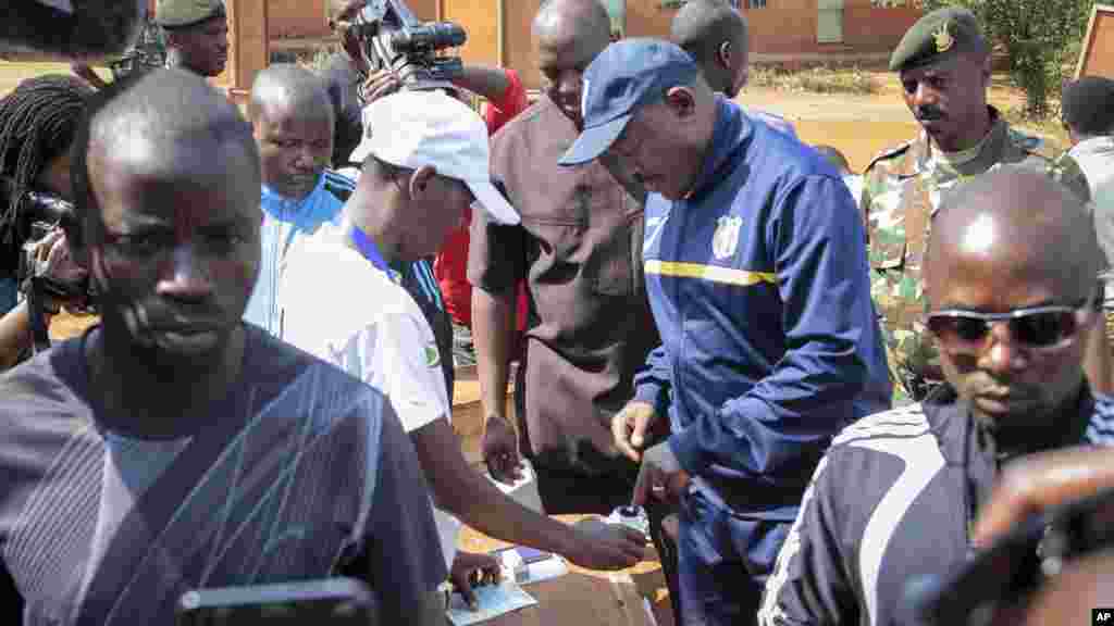 Le président Pierre Nkurunziza vote, Ngozi, 21 juillet 2015.