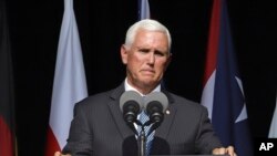 El vicepresidente de EE.UU., Mike Pence, habla en Shanksville, Pensilvania, durante un servicio de recordación por las víctimas del Vuelo 93 de United Airlines durante los ataques del 11 de Septiembre de 2001. Septiembre 11 de 2019. AP/Gener J. Puskar..