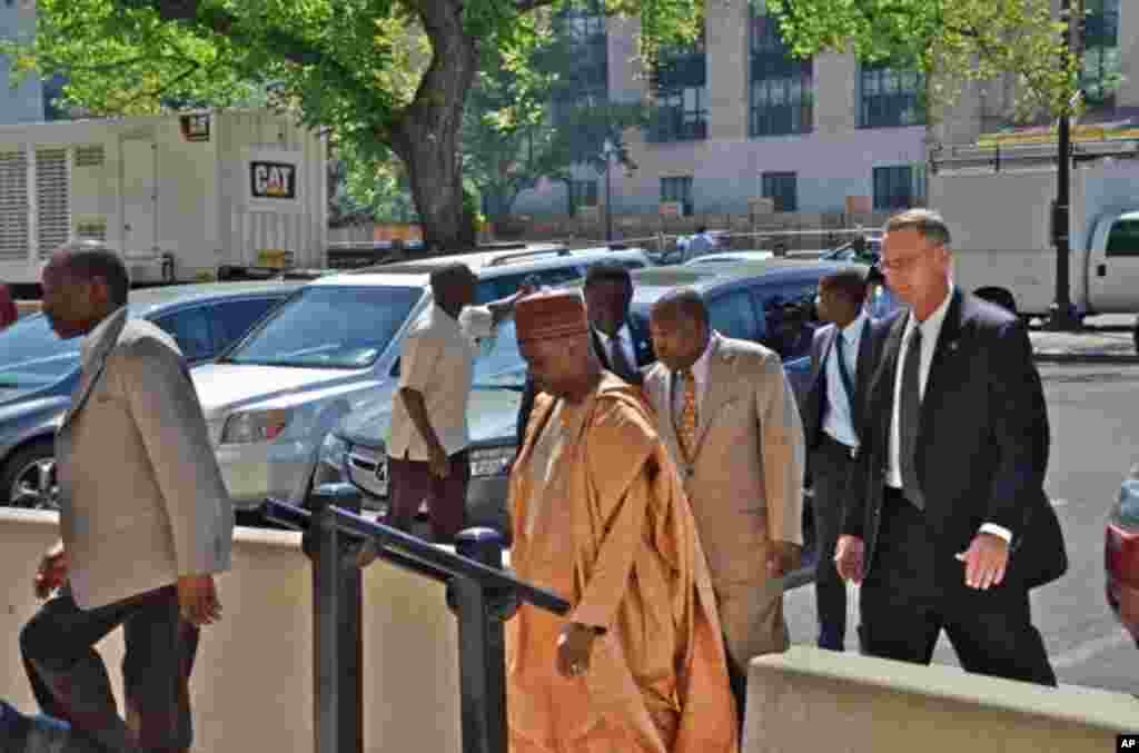 Nigerian Vice-President Namadi Sambo Visits VOA in Washington, DC