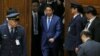 آیا نخست وزیر ژاپن در مقابل جنجال اتهام رفیق‌بازی استعفا می‌دهد؟
