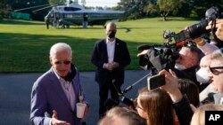 Predsjednik Biden razgovara sa novinarima pred polazak za Delaware, 2. oktobar 2021.