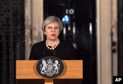 Britanska premijerka Tereza Mej daje izjavu medijima ispred ulaza u Dauning strit 10 u Londonu, 22. marta 2017, nakon terorističkog napada u oblasti Vestmistera u Londonu ranije u sredu.
