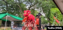 Atraksi Barongsai meramaikan peresmian peletakan batu pertama pembangunan Klenteng di kampus UNS, Solo. (Foto: VOA/Yudha)