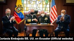 De izquierda a derecha, el embajador de EE. UU. en Ecuador, Michael Fitzpatrick, el almirante Craig Faller del Comando Sur de EE. UU., el Jefe del Comando Conjunto de las Fuerzas Armadas del Ecuador, Jorge Cabrera, y el ministro de Defensa, Fernando Donoso. [Foto cortesía]. 