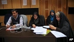 Des journalistes iraniens attendent l'annonce des résultats des élections législatives et de l'Assemblée des experts au ministère de l'Intérieur, à Téhéran, en Iran, le 27 février 2016. (AP Photo / Vahid Salemi)