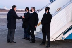 Menteri Luar Negeri Antony Blinken, kedua dari kanan, disambut oleh Wakil Menteri Luar Negeri Ukraina Dmytro Senik, kiri, saat tiba di Bandara Internasional Boryspil, Rabu, 19 Januari 2022, di Kyiv, Ukraina. (Foto: AP/Alex Brandon)