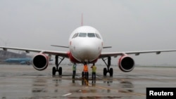 Ground staff check VietJet A320 airplane before departure for Bangkok, Noi Bai international airport, Hanoi.