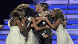 Skot Mekriri fiton programin televiziv "American Idol"