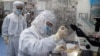 Seorang petugas riset melakukan tes vaksin eksperimental Covid-19 di laboratorium Biotek Sinovac, Beijing, 29 April 2020. (Foto: NICOLAS ASFOURI / AFP)