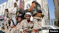 Pemberontak Syiah Houthi melakukan patroli di Sanaa, Yaman yang kini dikuasai sepenuhnya oleh mereka.
