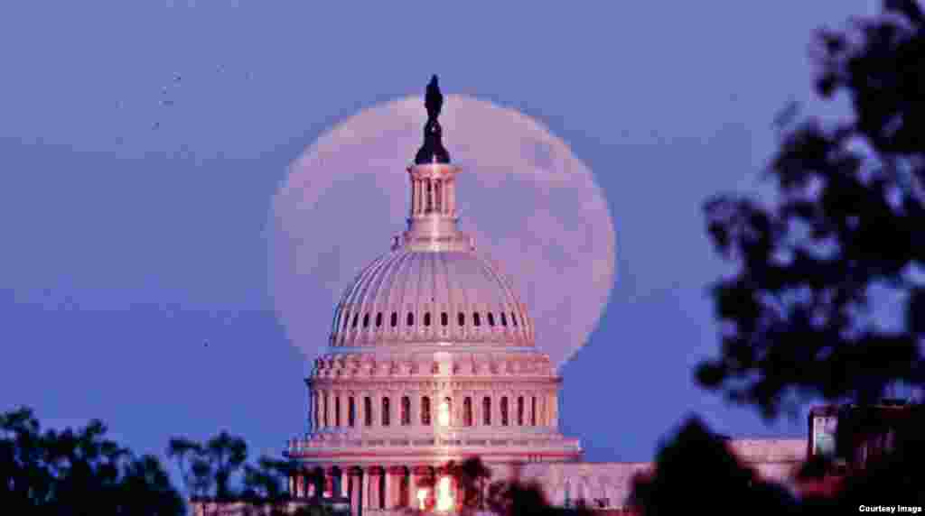 Supermoon terlihat di belakang gedung Kongres AS atau gedung &#39;Capitol&#39; di Washington DC. (Foto courtesy: Bill Workinger/VOA).