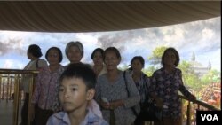 북한이 캄보디아의 앙코르와트 사원 인근에 건립한 '앙코르 파노라마 박물관' 내부를 관람객들이 둘러보고 있다.