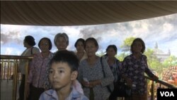 북한이 캄보디아의 앙코르와트 사원 인근에 건립한 '앙코르 파노라마 박물관' 내부를 지난 2016년 관람객들이 둘러보고 있는 모습. 이 박물관은 최근 잠정 폐쇄됐다.