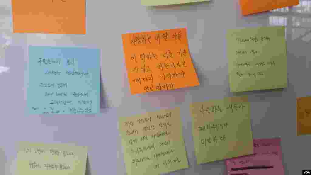 한국 안산시에 마련된 세월호 침몰사고 희생자 임시 합동분향소에 조문들객들의 메세지가 보인다.