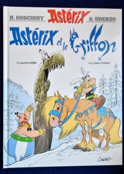 Sampul album baru "Asterix and the Griffon", yang ditulis oleh Jean-Yves Ferri dan digambar oleh Didier Conrad, dirilis 21 Oktober 2021. (Foto diambil 11 Oktober 2021, di penerbit Hachette Livre, Vanves, dekat Paris oleh Alain JOCARD / AFP).
