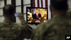 Soldados estadounidenses de la base de Bagram en Afganistán siguen con atención el discurso del presidente Obama.