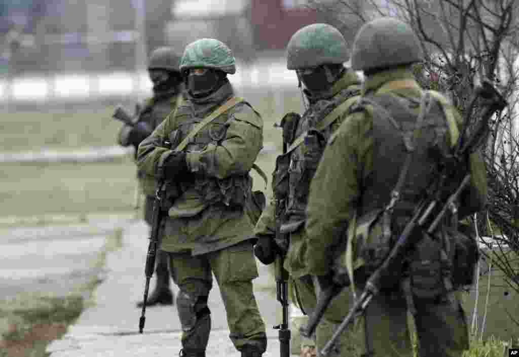 Những tay súng mặc quân phục không có phù hiệu quốc gia canh gác một căn cứ bộ binh tại Privolnoye, Ukraina, ngày 2/3/2014.&nbsp; 