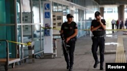 터키 이스탄불 공항에서 자살 폭탄 공격이 발생한 지 하루 뒤인 29일, 경찰들이 공항 청사 주변을 순찰하고 있다.