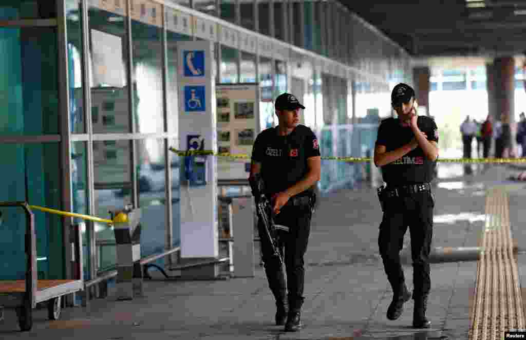 سکیورٹی اہلکاروں نے مشتبہ حملہ آوروں کو ہوائی اڈے کے داخلی راستے پر روکنے کے لیے فائرنگ بھی کی۔