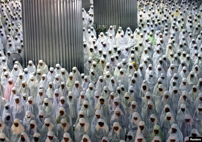 Umat Muslim Indonesia menghadiri shalat Idul Fitri di Masjid Istiqlal Jakarta pada tanggal 14 November 2004. (Foto: Reuters)