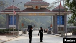 Biên phòng Trung Quốc tại cửa khẩu Thiên Bảo (phía Trung Quốc) - Thanh Thuỷ (tỉnh Hà Giang, Việt Nam).
