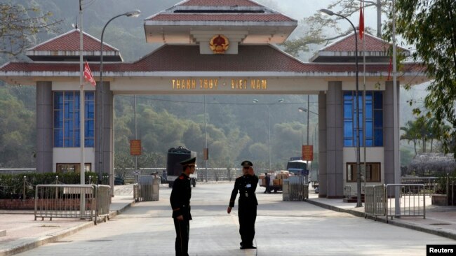 Biên phòng Trung Quốc tại cửa khẩu Thiên Bảo (phía Trung Quốc) - Thanh Thuỷ (tỉnh Hà Giang, Việt Nam).
