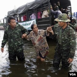 Tentara Thailand membantu warga mengungsi dari distrik Phisi Charoen, Bangkok (2/11).