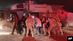 Los niños que sobrevivieron al ataque fueron trasladados en helicóptero por el ejército mexicano.