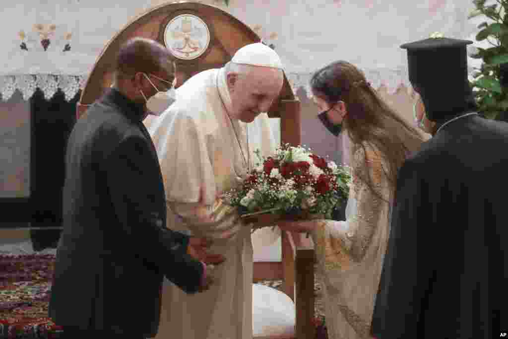 Pope Francis apokelewa alipotembelea Sayidat al-Nejat (Our Lady of Salvation) Kanisani Baghdad, Iraki, Ijumaa, Machi 5, 2021. (AP Photo/Andrew Medichini)