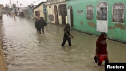 Kawasan Cite-Soleil di kota Port-au-Prince, Haiti mengalami banjir akibat badai Matthew, Selasa (4/10).
