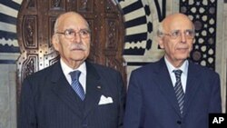 President Fouad Mebazza (l), and Prime Minister Mohamed Ghannouchi attend the cabinet oath-taking ceremony in Tunis, Jan 18 2011
