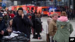 Orang-orang menunggu di luar bandara Hamburg, 12 Februari 2017 setelah beberapa orang sakit akibat materi berbahaya yang tersebar lewat AC.