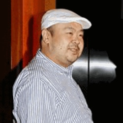 ຮູບທ່ານ Kim Jong Nam ລູກຊາຍກົກຂອງທ່ານ ກິມຈົງອິລ ຜູ້ນຳເກົາຫຼີເໜືອ ຖ່າຍໃນລະຫວ່າງ ໃຫ້ສຳພາດ ແກ່ສື່ມວນຊົນເກົາຫຼີໃຕ້ ທີ່ມາກາວ (4 ມິຖຸນາ 2010)
