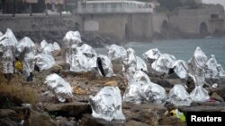 Un groupe de migrants sous des baches à Vintimille, Italie, le 14 juin 2015 