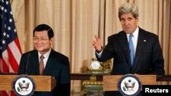 Ngoại trưởng Mỹ John Kerry và Chủ tịch nước Việt Nam Trương Tấn Sang tại Bộ Ngoại giao Mỹ ở Washington, ngày 24/7/2013.