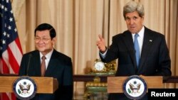 在工作午餐會上的越南國家主席張晉(左), 旁為美國國務卿克里